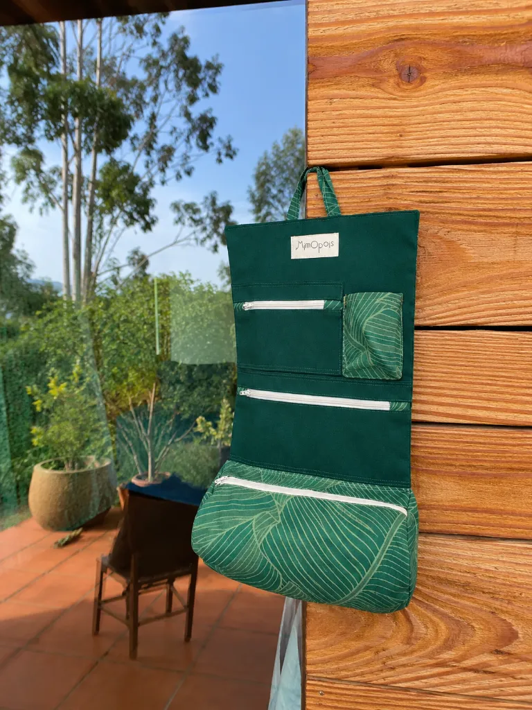 Trousse de voyage verte suspendue.webp