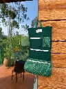 Trousse de voyage verte suspendue.webp